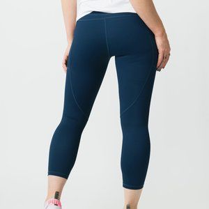 ZYIA Active NWOT LIGHT N Tight Pocket Capri Navy Sz 6-8